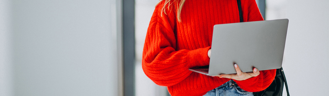 A Microsoft Hyper-V student is using a laptop